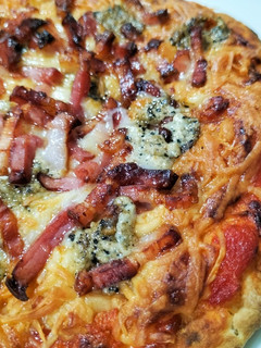 Una foto de Pizza-naan trufada de bacon en airfryer