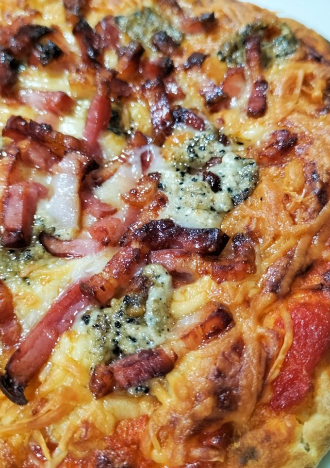 Una foto de Pizza-naan trufada de bacon en airfryer