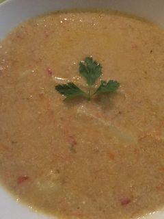 Una foto de Sopa de carne con maní y verduras