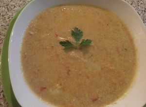 Una foto de Sopa de carne con maní y verduras