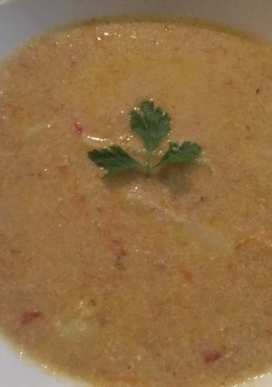 Una foto de Sopa de carne con maní y verduras