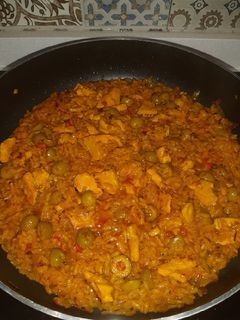 Una foto de 🍚Arroz con pollo y aceitunas 🍗