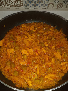 Una foto de 🍚Arroz con pollo y aceitunas 🍗