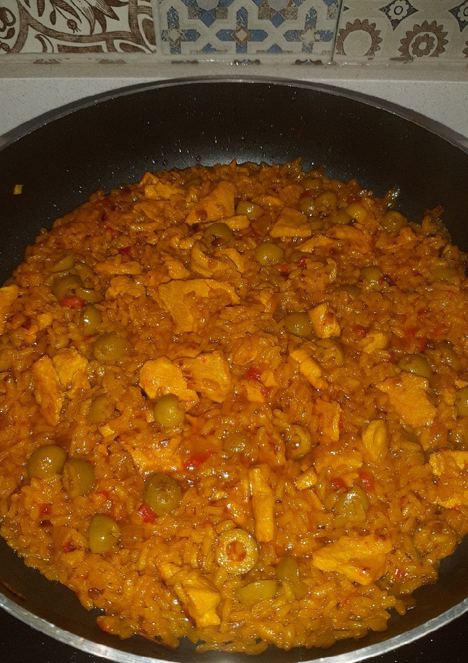 Una foto de 🍚Arroz con pollo y aceitunas 🍗