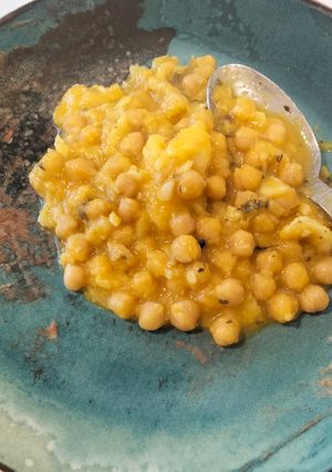 Foto principal de Garbanzos con pescadilla y calabaza