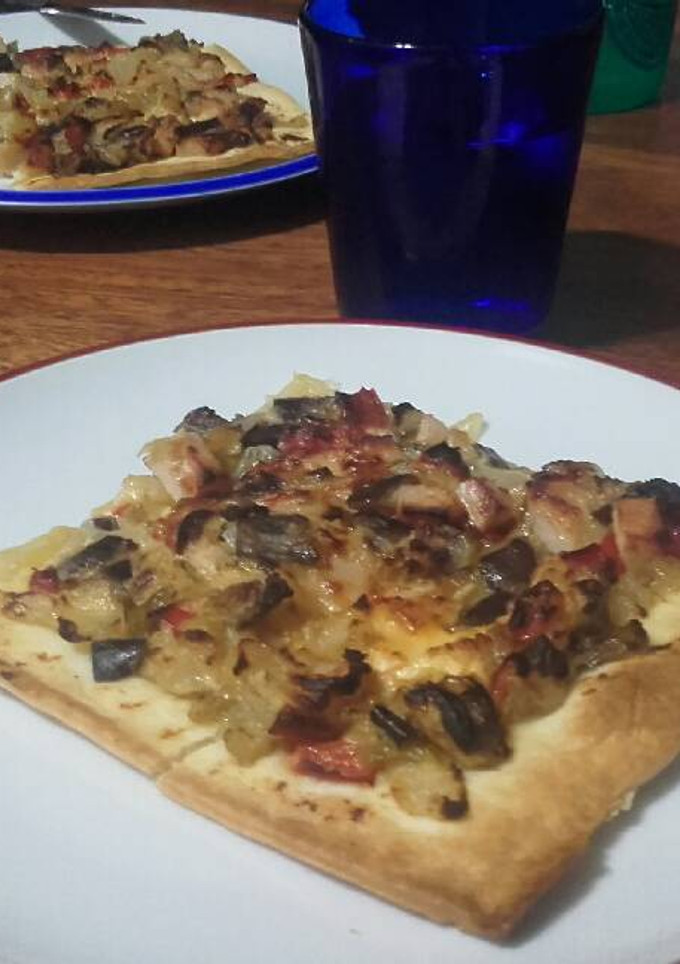 Una foto de Coca de verduras y queso