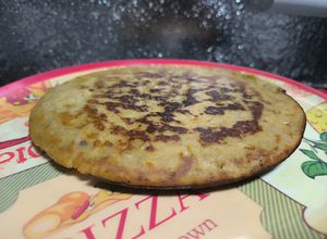 Una foto de Panqueques 🥞 de harina de avena con plátano 🍌 con pasas 🍇 y algarrobina 🍯