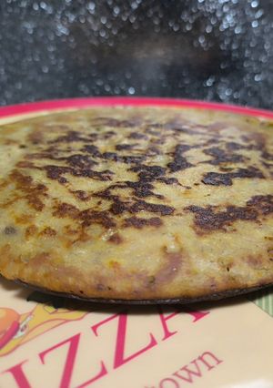 Una foto de Panqueques 🥞 de harina de avena con plátano 🍌 con pasas 🍇 y algarrobina 🍯