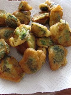 Una foto de Brócoli capeado y relleno de queso en caldillo de jitomate