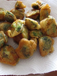 Una foto de Brócoli capeado y relleno de queso en caldillo de jitomate