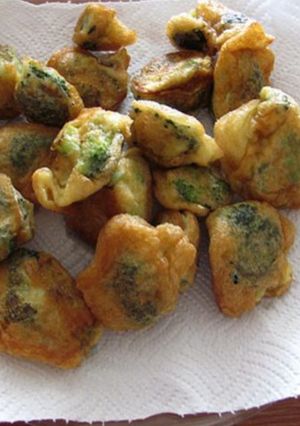 Una foto de Brócoli capeado y relleno de queso en caldillo de jitomate
