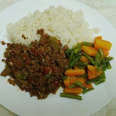 Minced beef served with boiled green beans, carrots and rice A picture of Minced beef served with boiled green beans, carrots and rice.