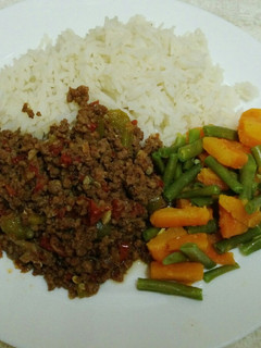 A picture of Minced beef served with boiled green beans, carrots and rice.