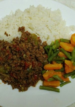 A picture of Minced beef served with boiled green beans, carrots and rice.