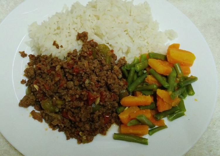 Minced beef served with boiled green beans, carrots and rice