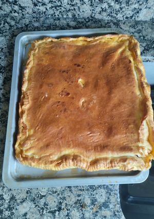 Una foto de Empanada de caballa con pasas