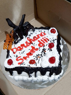 બ્લેક ફોરેસ્ટ કેક(Black forest cake Recipe In Gujarati) રેસીપી મુખ્ય ફોટો