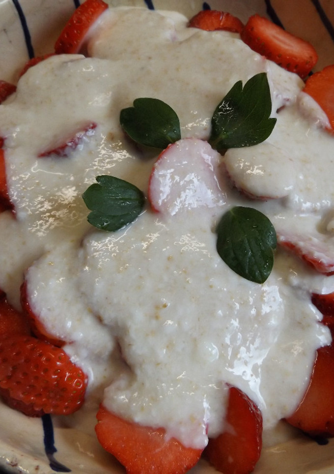 Una foto de Fresones con kéfir y salvado de avena