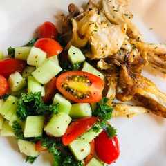 Una foto de Pollo con ensalada