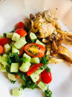 Una foto de Pollo con ensalada