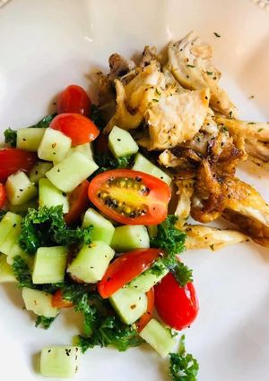 Una foto de Pollo con ensalada