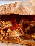 Pulled pork házi ciabattában, barbecue szósszal
