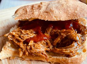 Pulled pork házi ciabattában, barbecue szósszal recept fotója
