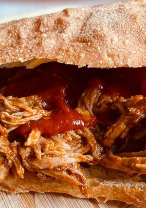 Pulled pork házi ciabattában, barbecue szósszal recept fotója