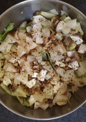 Une photo de Salade de lentilles, chèvre,  poire et noix