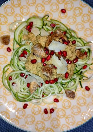 Foto principal de Espaguetis de calabacín con pesto naranja de anacardos casero