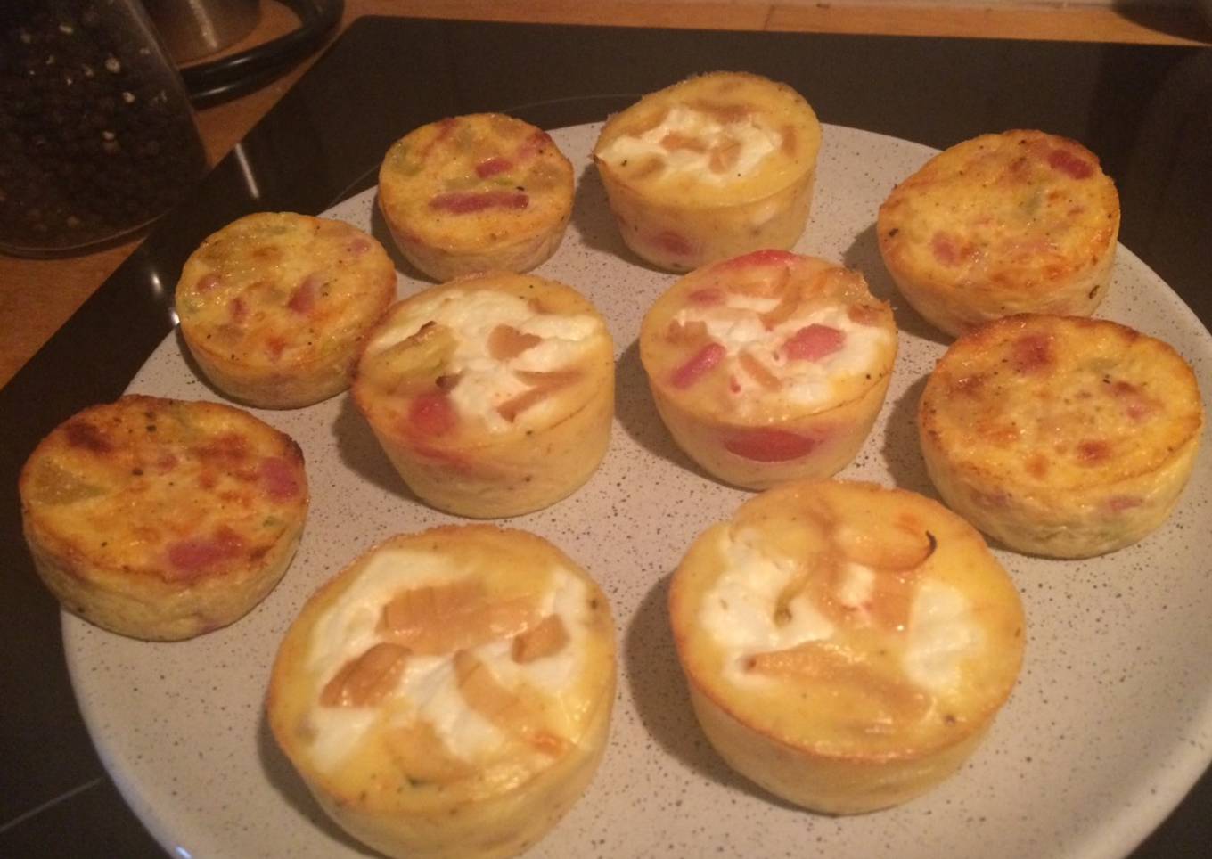 Mini quiches lorraines & chèvres oignons tomates sans pâte