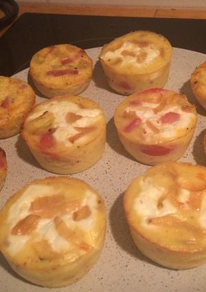Une photo de Mini quiches lorraines & chèvres oignons tomates sans pâte
