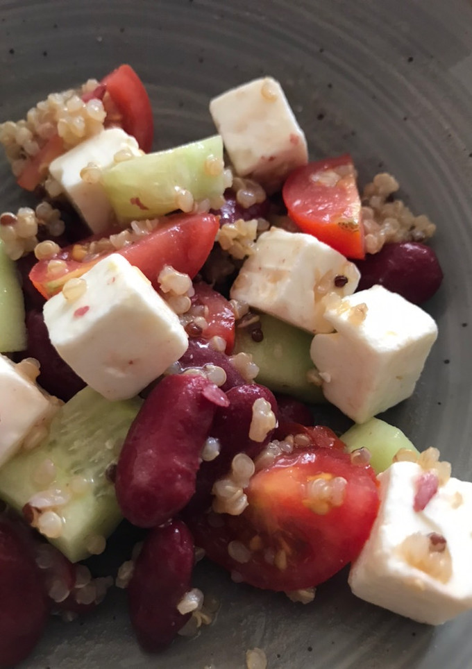 Una foto de Ensalada de alubias rojas y quinoa
