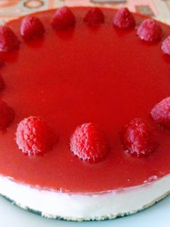 Una foto de Tarta de queso y frambuesas con cobertura de coulis de frambuesas