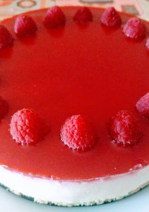 Foto principal de Tarta de queso y frambuesas con cobertura de coulis de frambuesas