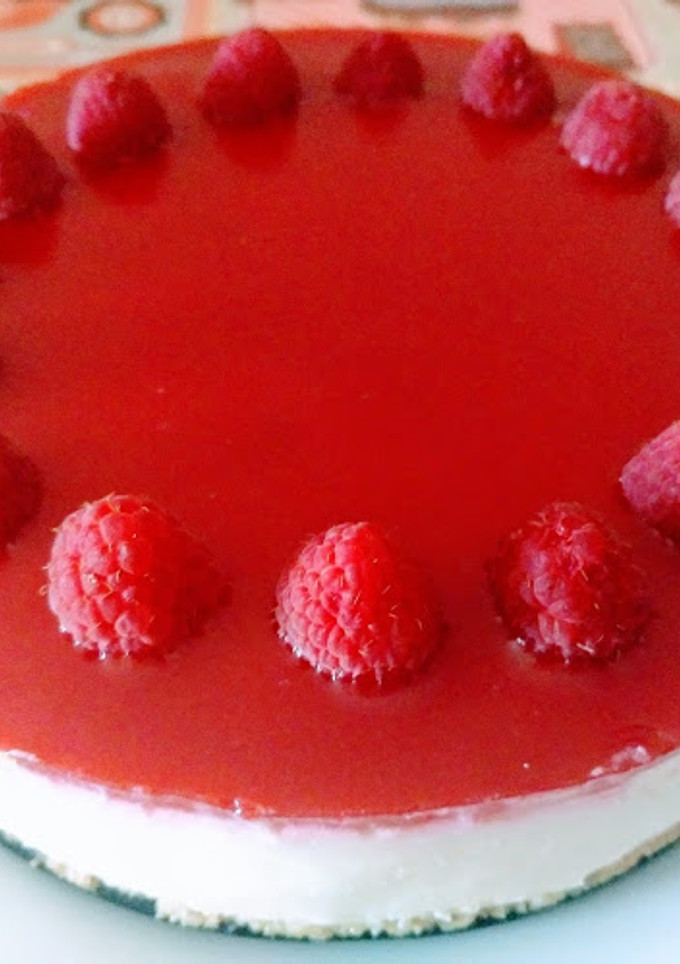 Una foto de Tarta de queso y frambuesas con cobertura de coulis de frambuesas