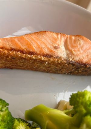 A picture of Pan fried SUPER CRISPY skin and moist salmon fillet.
