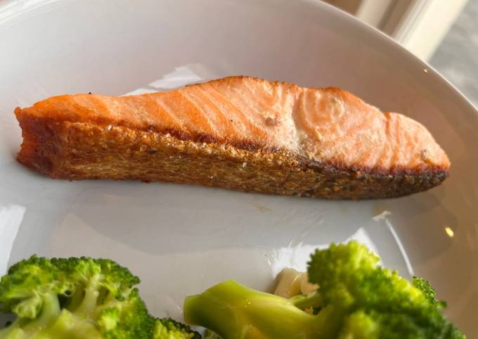 Pan fried SUPER CRISPY skin and moist salmon fillet Recipe by Linda L