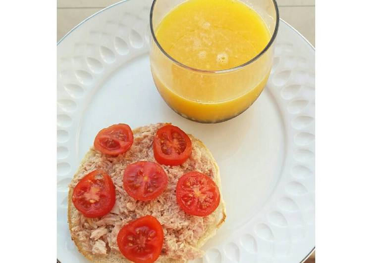 Desayuno diferente: Zumo de naranja y tostada con atún de lata al natural y tomates cherry