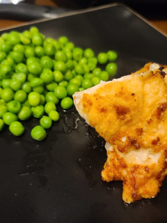 Una foto de Bistec de pechuga de pollo enharinada y al limón