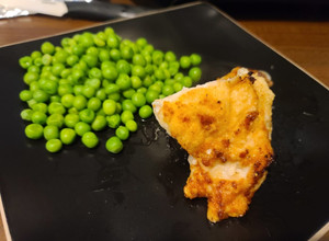 Una foto de Bistec de pechuga de pollo enharinada y al limón