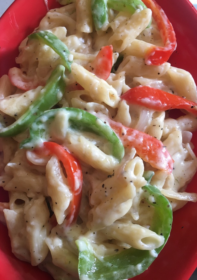 A picture of White sauce creamy pasta.