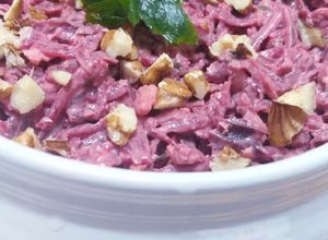 O poză a rețetei Salata rusească cremoasa de sfeclă rosie.