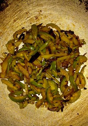 A picture of Baingan aloo fry.
