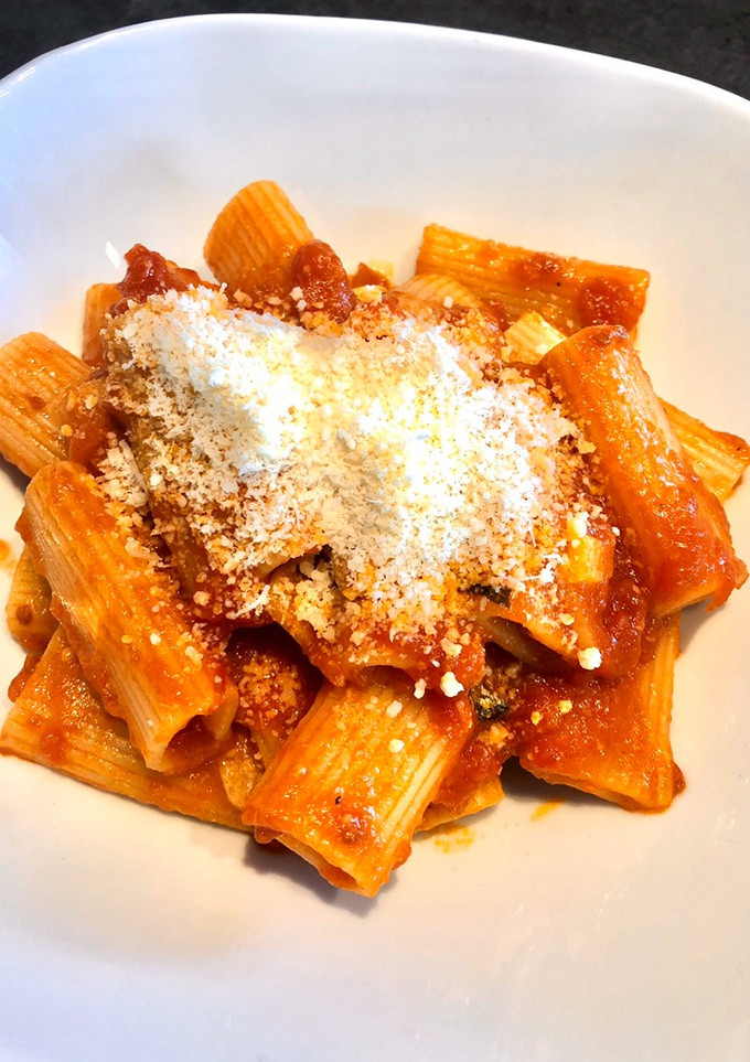 Una foto de Rigatoni All'Arrabbiata