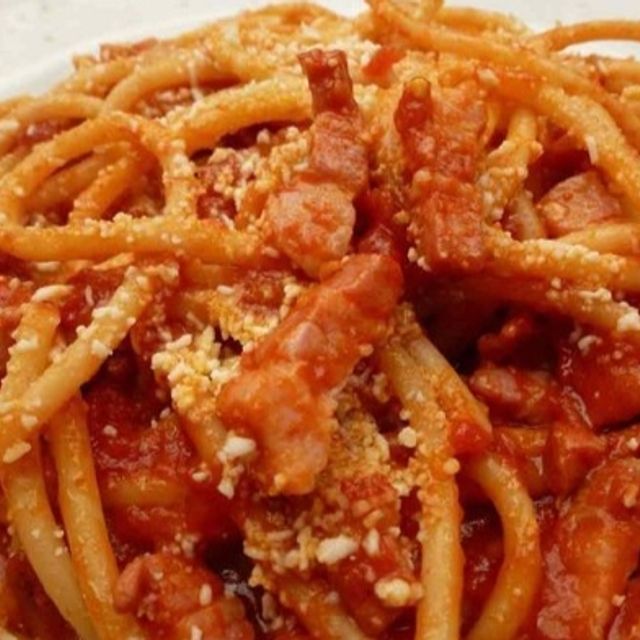 Espaguetis con guanciale y salsa de tomate
