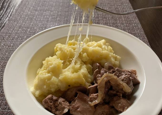 Тушеная куриная печень и сырное картофельное пюре