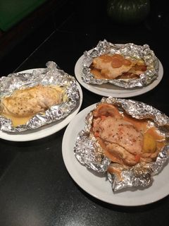 Una foto de Supremas de pollo rellenas con guarnición de vegetales asados