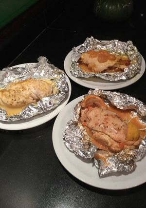Una foto de Supremas de pollo rellenas con guarnición de vegetales asados