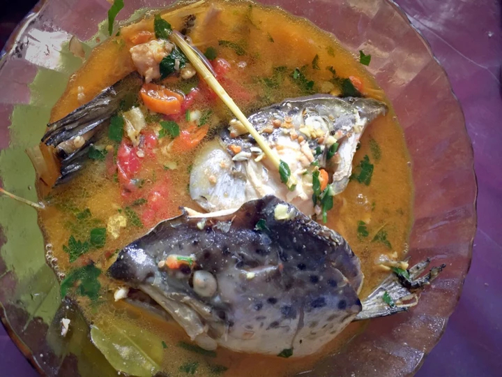 Cara Mudah Menyiapkan Resep Sop Kepala Ikan Salmon yang Uenak Anti Ribet, Lezat Sekali